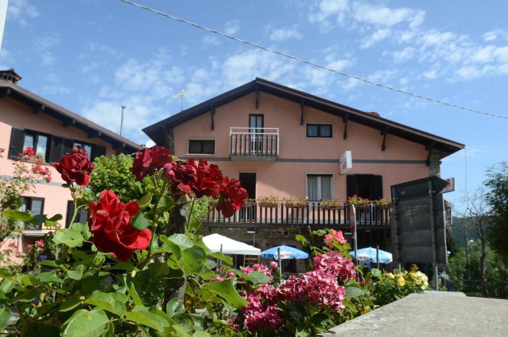Albergo Ristorante Da Piercarlo Brallo Di Pregola エクステリア 写真